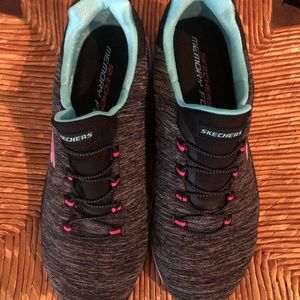 sketchers memory foam tennis shoes